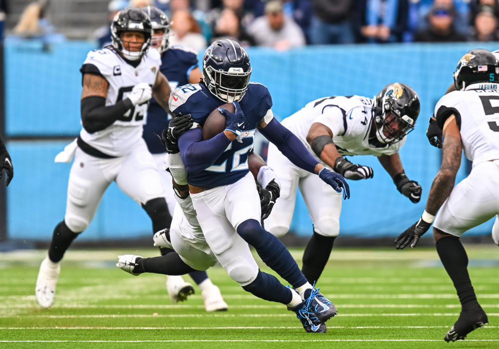 Derrick Henry runs through a hole in the middle of the field.